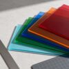 Plaques PMMA transparent coloré ALTUGLAS en formats pratiques Plaques fines de PMMA transparent coloré ALTUGLAS en rouge, bleu, vert, orange et Aqua Look